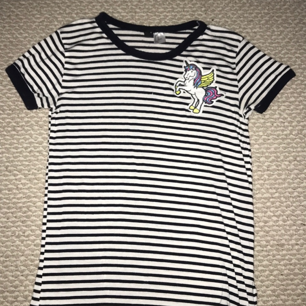 white and navy stripped t-shirt